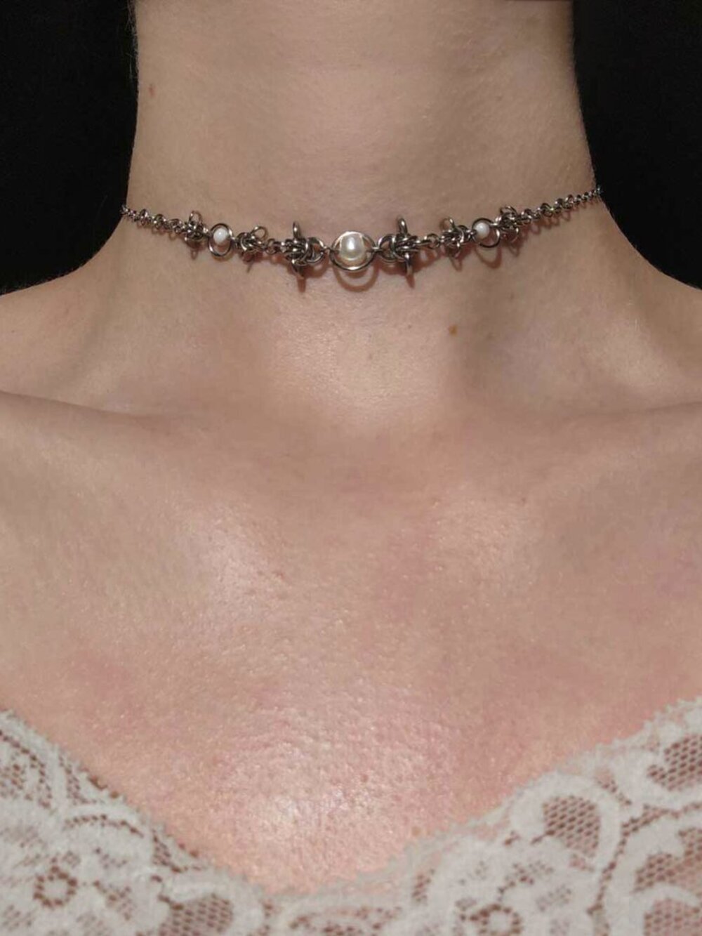 Vintage silver and white pearl choker necklace with a small silver chain - Picture 4 of 14